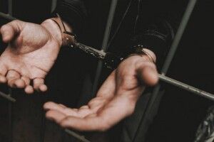 За убивство зі зґвалтуванням посадили цілу родину разом із підлітком