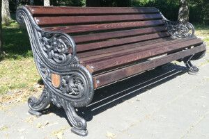 У луцькому парку демонтують лавки 