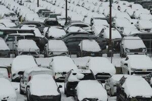 Сніговий хаос у США: скасовано 600 авіарейсів, а на трасі зіткнулися 45 автівок