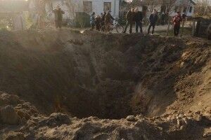 Ворожий снаряд залишив у чернігівському селі п'ятиметрову воронку (Фото)