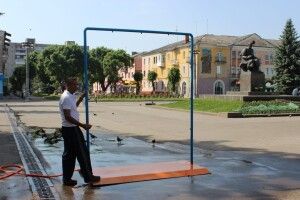 У центрі Нововолинська не встигли запустити літній душ, як за якусь годину украли його частини