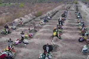На камеру потрапило моторошне «ковідне» кладовище: сотні могил і «вільні» місця для нових поховань (Відео)