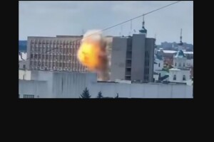 Російський дрон влучив у будівлю ОВА в Сумах