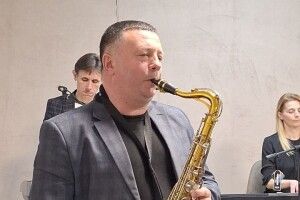 Голова волинського міста грає на саксофоні в укритті
