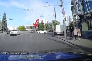 Патрульні у Луцьку показали, як вистежили порушника ПДР (Відео)