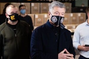 Фонд Порошенка з волонтерами передають у лікарні 50 кисневих концентраторів