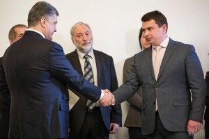 Програма «Схеми» зафіксували нічну зустріч Ситника вдома у Порошенка (Відео)