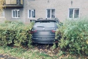 У Луцьку нетвереза керманичка спрямувала своє авто в кущі