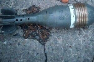 У Рівному чоловік шукав у смітнику пляшки, а побачив – міну (Фото)