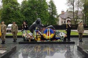 У Луцьку вшановують загиблих у Другій Світовій війні (фоторепортаж)