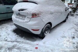 У Рівному у дворі багатоповерхівки п’яний водій зіткнувся з трьома автівками (Фото)