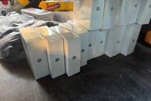 Волинянка намагалась приховано ввезти контрабандні Apple-навушники та сумки