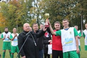 «І кадилом махати – і голи забивати!»: священики «винесли» чиновників на футбольному полі (фото)