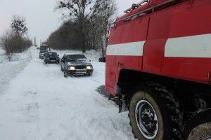 Волинські рятувальники витягли зі снігових заметів 4 автівки (фото)