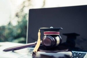 У Рівному викладачка вишу поширювала комуністичну символіку, її судитимуть