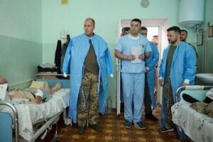 Зеленський відвідав у лікарні поранених українських захисників (Фото) 