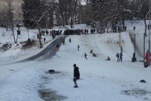У центрі Луцька можна покататися на санчатах, як 20 років тому (Фото)