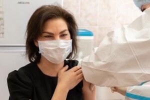 В Україні почалася вакцинація прокурорів: Венедіктова та її заступники були в перших рядах
