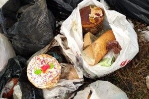 На Волині «батюшка» з московської церкви викинув на смітник торішні паски