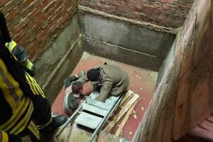 У Рівному чоловік впав у шахту ліфта з висоти третього поверху