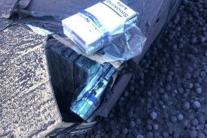  У поїзді серед вантажу руди виявили сигарети (фото, відео)
