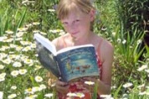 ФОТО НА КОНКУРС: прочитане Софійкою ніжне юне літо