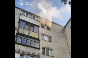Щоб загасити пожежу в обласному центрі Волині, довелося виламувати двері (Відео)  