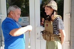У бронежилеті та касці: у Харкові випускниці вручили золоту медаль на порозі обстріляної школи