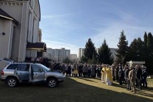 Церковна громада на Волині передала захисникам уже четвертий автомобіль