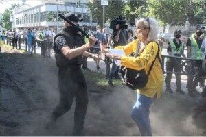 Українці вимагають покарати поліцейського, який на мітингу напав на вчительку – маму захисника України