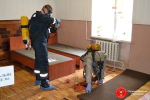 У Рівному рятувальники боролися з розлитою в житловому приміщенні ртуттю (фото)