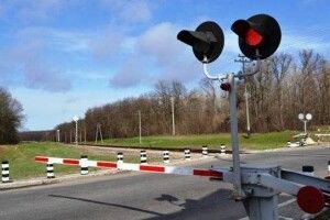 Водій вантажівки проігнорував червоний та спричинив ДТП на переїзді в Рівному