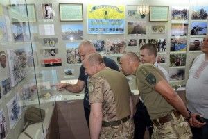 Бійці роти «Світязь» ознайомилися з експозицією виставки «Пам’ятай, Україно, героїв своїх»