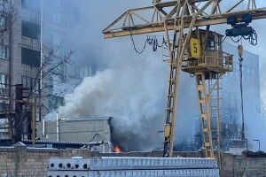 На території колишнього заводу у Києві прогримів вибух, є загиблий, людей дістають з-під завалів (Фото, відео)