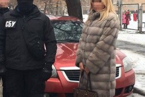 Капітан поліції вимагала 8 тисяч доларів