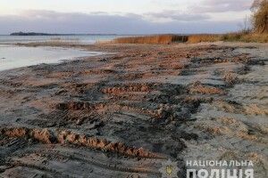 Поліція злапала на гарячому озброєного трактором шачанина, який цупив пісок зі Світязя