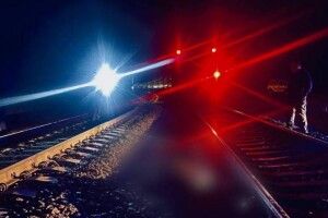 Чоловік і жінка одночасно потрапили під два зустрічні потяги
