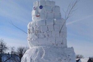 Волинянин в мороз «змурував» з блоків п’ятиметрового сніговика (Фото)