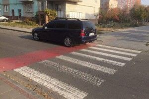 Луцькі «муніципали» назвали «молодчиком-горобчиком» зухвалого «дятла», який припаркувався прямісінько на пішохідному переході 