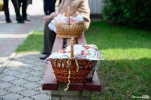 У Луцьку почали освячувати великодні кошики (Фото)