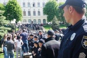 На акції ЛГБТ у Чернівцях застосували сльозогінний газ (фото)