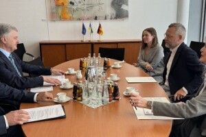 Порошенко у Берліні закликав союзників невідкладно передати Україні системи «Петріот» і ракети «Таурус»