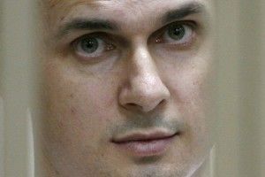 «Тримайся, Олеже!»: Сенцову відправили  лист зі словами підтримки випадкових перехожих