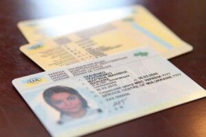 До листопада 2017 року всі водії повинні зробити права нового зразка