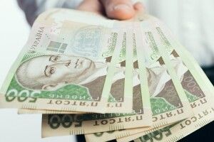 У Рівному жінка хотіла продати кросівки, а втратила 39 тисяч гривень 