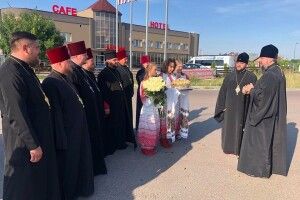 Білі троянди і коровай піднесли Блаженнішому Митрополиту Київському і всієї України Епіфанію, який прибув на Рівненщину