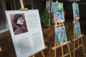 Книжкові екслібриси, птахи та театральні костюми білим по чорному: відкрили виставку Лесі Каспрук