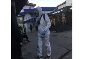 Луцьком розгулювала людина у протигазі і захисному костюмі
