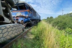 На Закарпатті зіткнулися пасажирський поїзд і вантажівка: 226 людей евакуювали