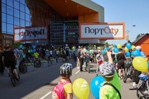 Сьогодні Луцьк заполонили велосипедисти з жовтими і блакитними кульками (Фото) 